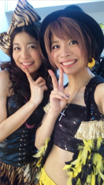 三仓佳奈的写真-左为其姐三仓茉奈