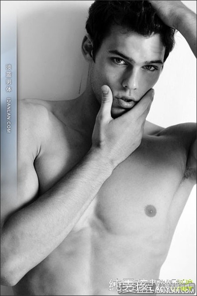 亚当·诺威尔的写真-这张很性感撒~