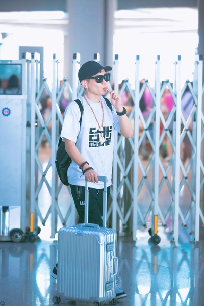 孟鹤堂的写真-孟鹤堂嘴刁棒棒糖