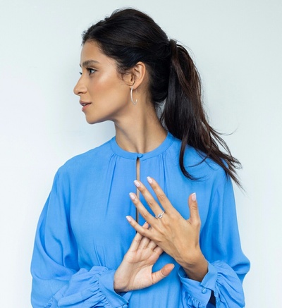 拉芙珊娜·库珂娃的写真-纤纤玉指