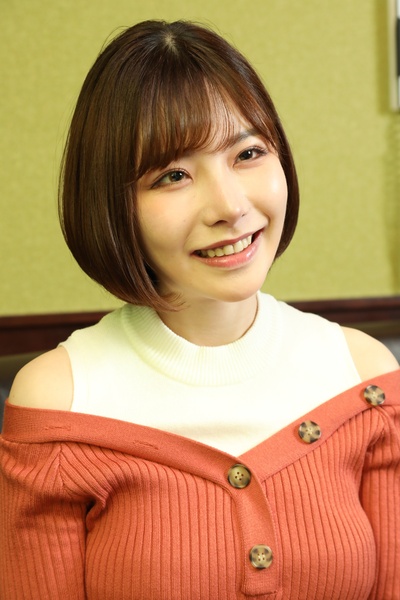 天海希音的写真-深田えいみ