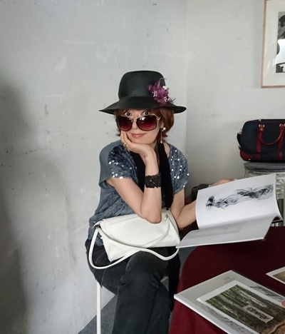 真梨邑惠的写真