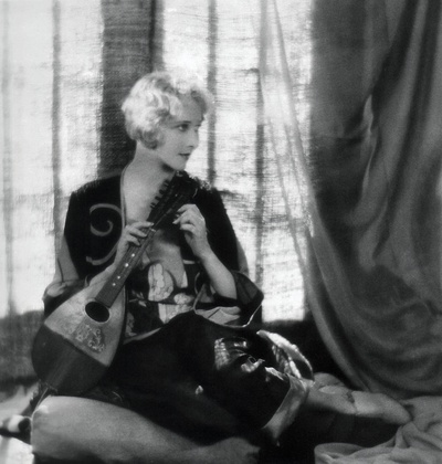 安娜·Q·尼尔松的写真