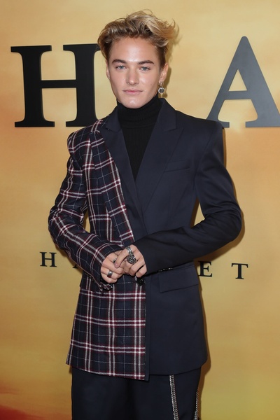 米切尔·霍格的写真