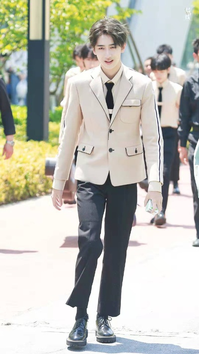 赵让的写真-你比春色更明媚