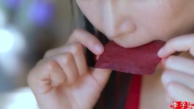 李子柒的写真-唇纸