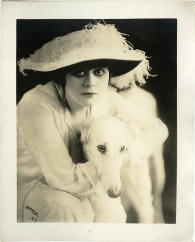 蒂达·巴拉的写真