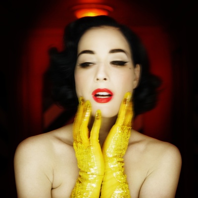 蒂塔·万·提斯的写真