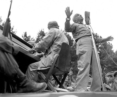 阿尔•乔生的写真