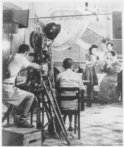 方沛霖的写真-《莺飞人间》工作照。...