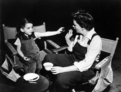 丽莎·明奈利的写真-妈咪你吃奥利奥吗？哈...