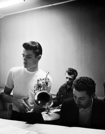 查特·贝克的写真