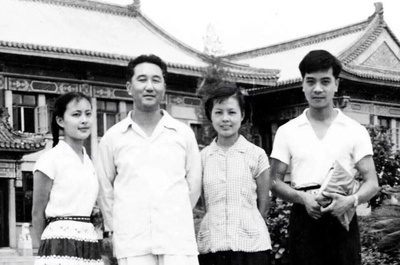 沈力的写真-左起：吕大渝、齐越、...