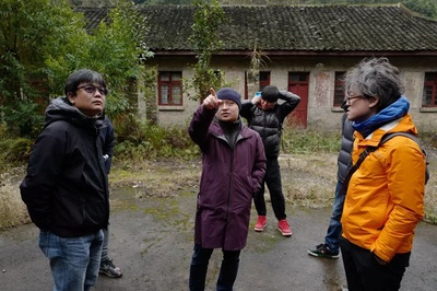 姚宏易的写真-主创团队勘景中,左一...