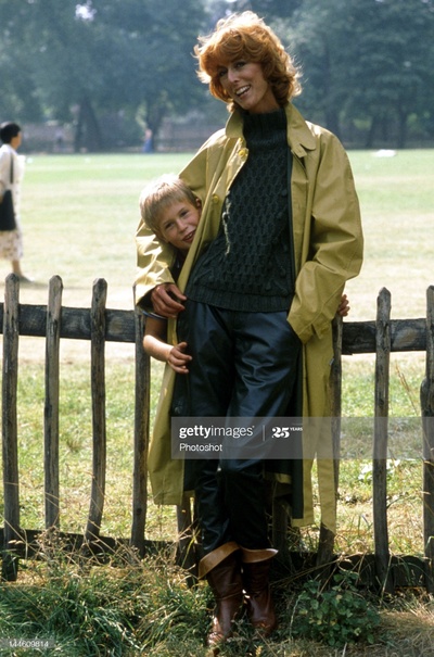 玛丽亚·艾特肯的写真-Maria Aitken with her ...