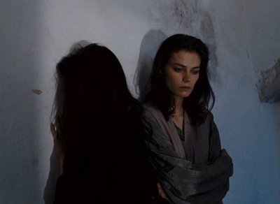 玛丽安娜·德尼库尔的写真-不羁的美女出演