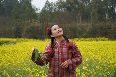 杨玉兰的写真-杨玉兰在电影（古井村...