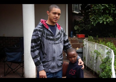 特雷弗·诺亚的写真-Trevor and his little br...