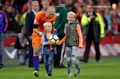 阿尔扬·罗本的写真-荷兰与瑞典比赛赛后，...