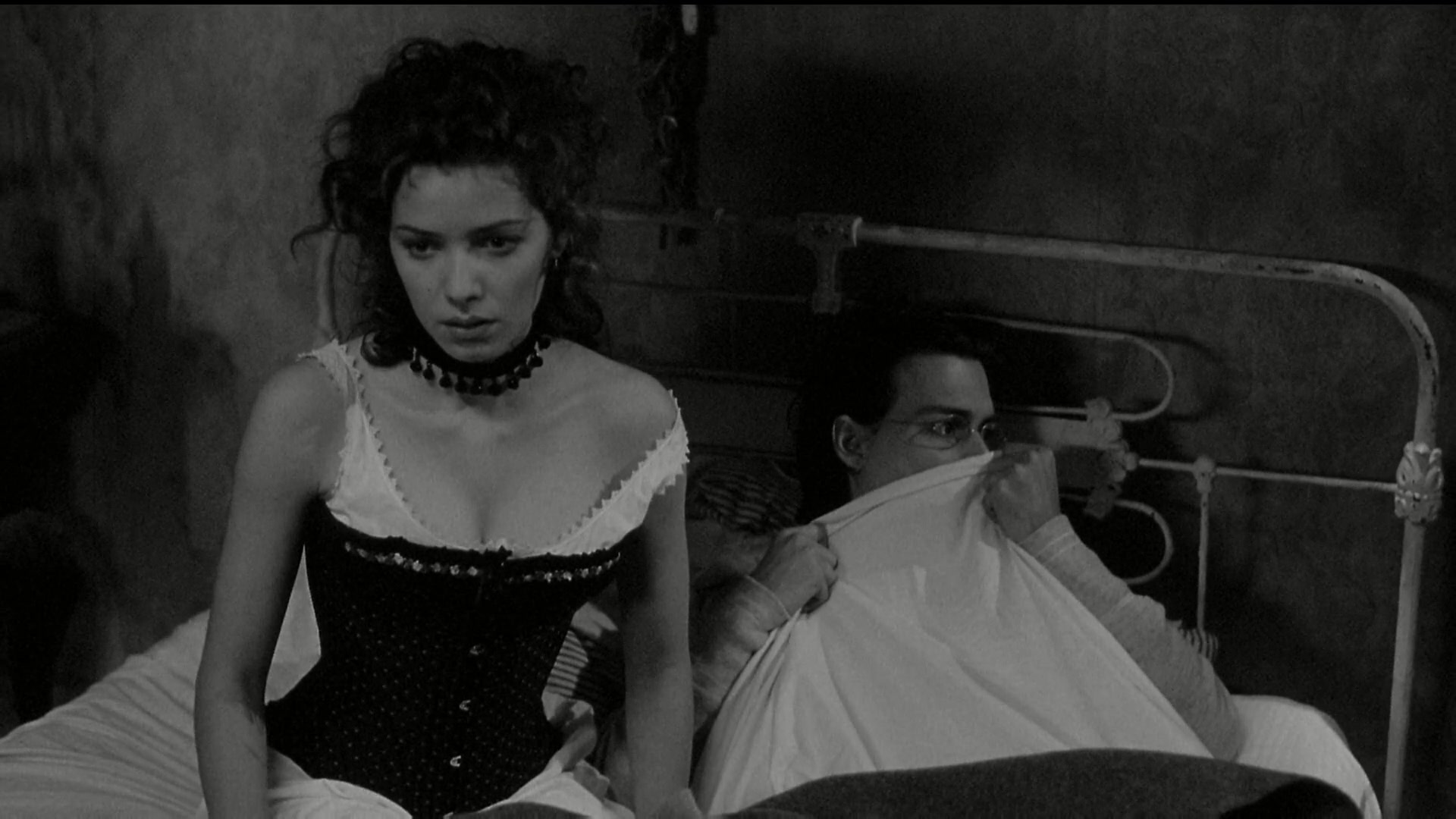 米莉·阿威塔尔的写真-图片来自《离魂异客》...