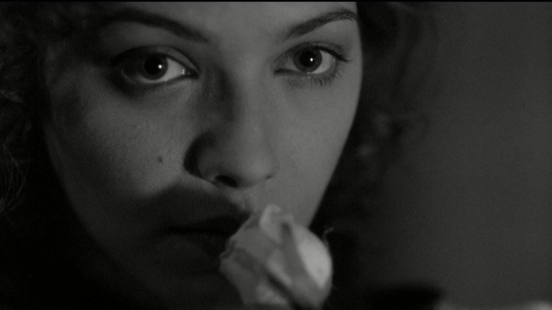 米莉·阿威塔尔的写真-图片来自《离魂异客》...