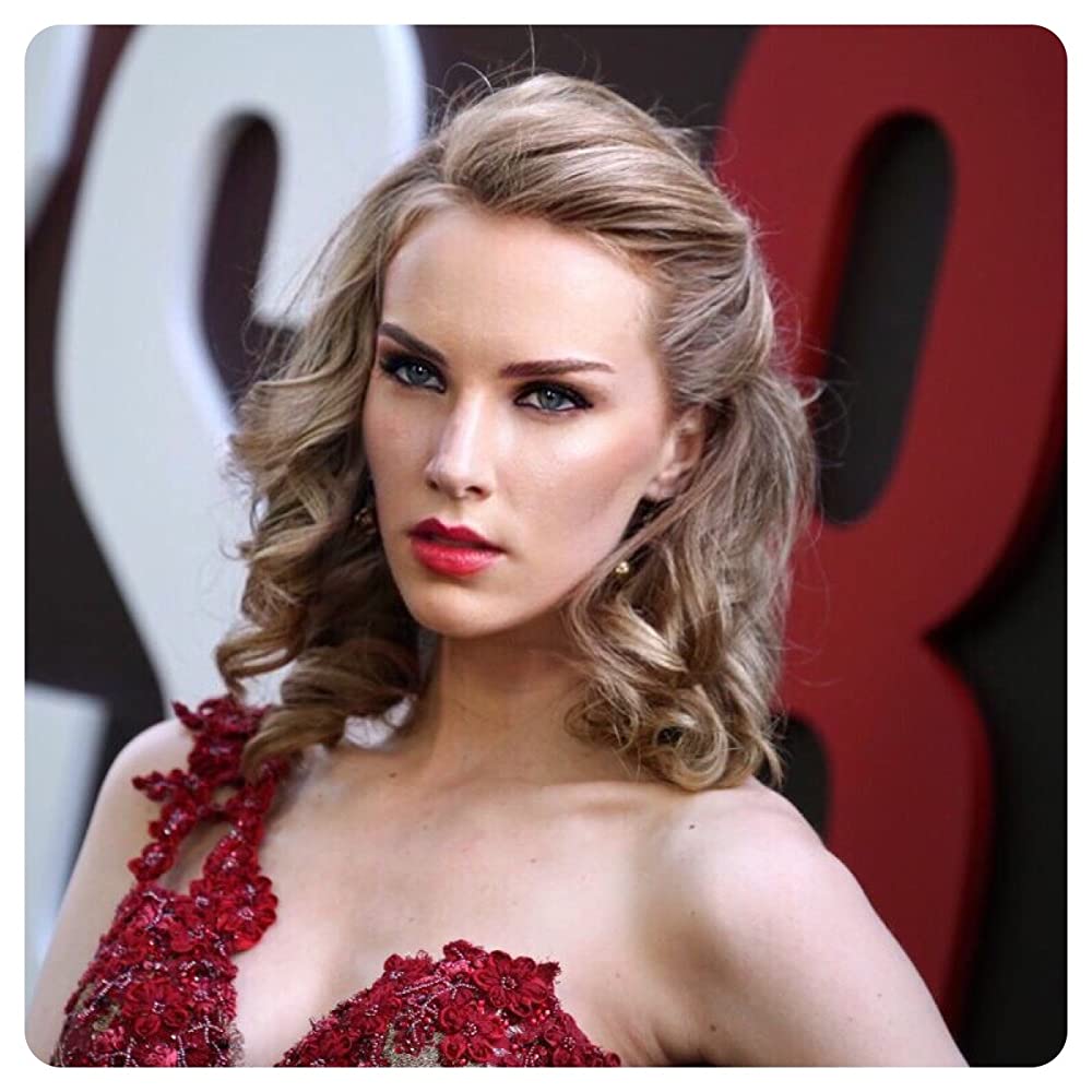 夏洛特·柯克的写真