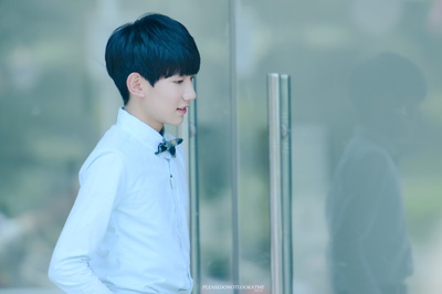 王源的写真-cr logo