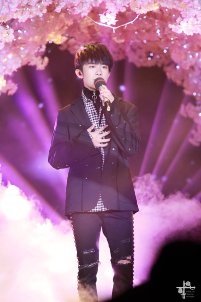 易烊千玺的写真-十六岁生日会表演