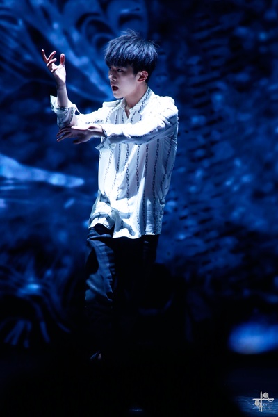 易烊千玺的写真-十六岁生日会舞蹈 青...