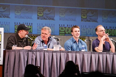 雨果·维文的写真