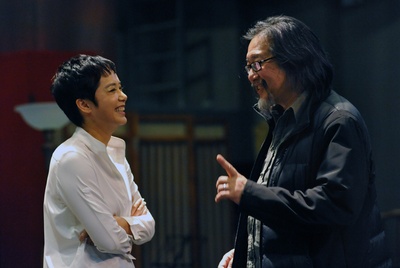 蒋雯丽的写真-赖导和蒋雯丽开心交流