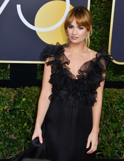 莉莉·詹姆斯的写真