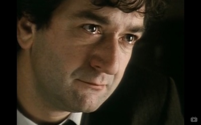 肯·斯托特的写真-接管疯人院，演技超感...