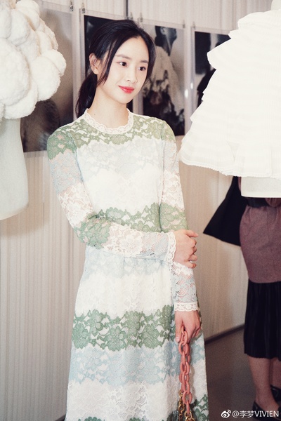 李梦的写真-李梦 in Burberry