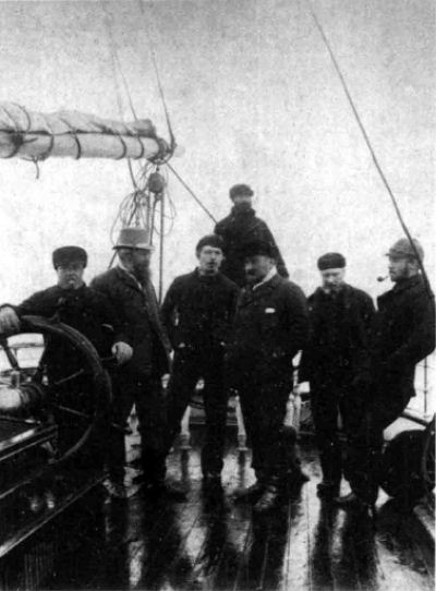 阿瑟·柯南·道尔的写真-左三