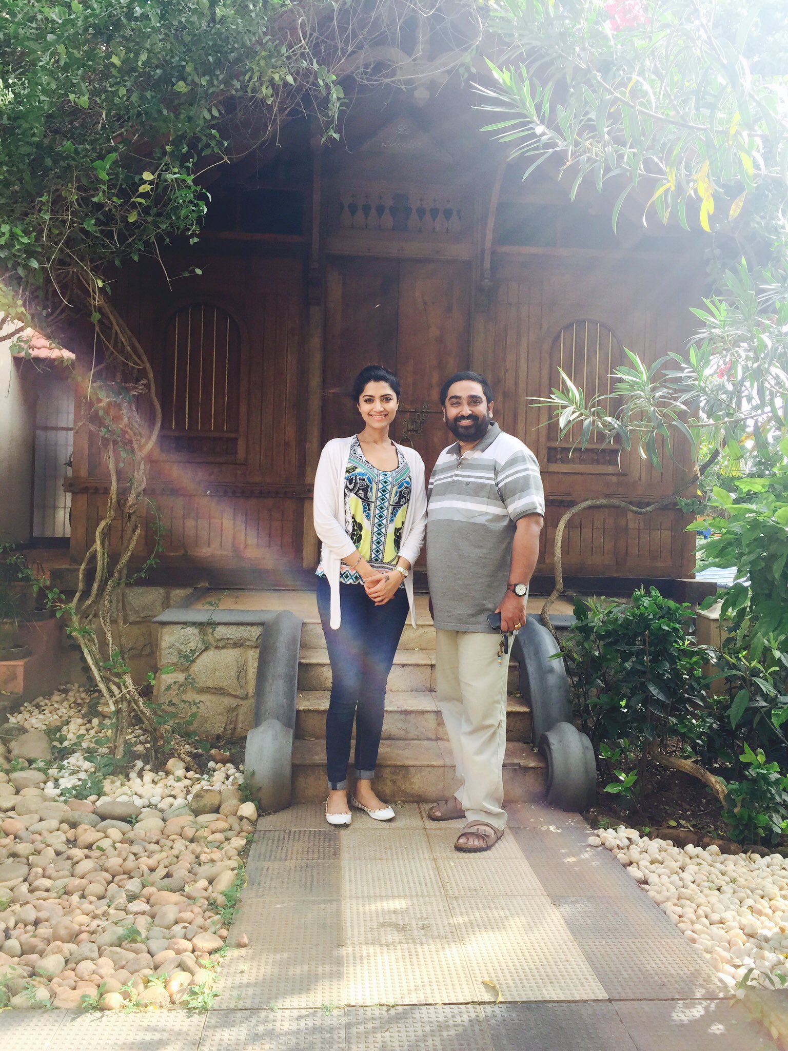 玛玛塔·莫汉达斯的写真-这男的好像是她哥哥