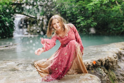 玛利亚·波兹哈娃的写真-《他是龙》剧照