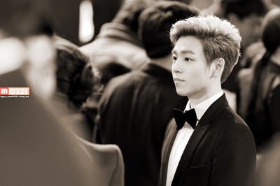 李玹雨的写真-只因为在人群中多看了...