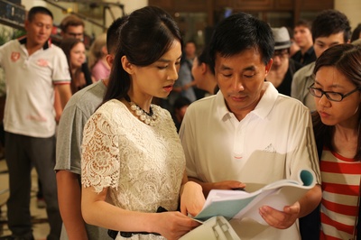 石磊的写真-石磊导演给黄圣依讲戏...