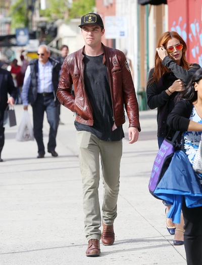 尼古拉斯·霍尔特的写真