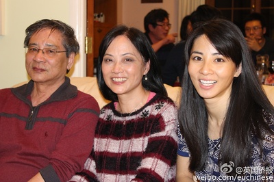 陆思敬的写真-一家人，笑的很开心。