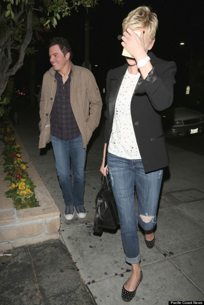 塞思·麦克法兰的写真-2013年4月，同南非女...