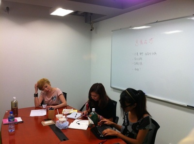 黄真真的写真-黄真真（左一）。