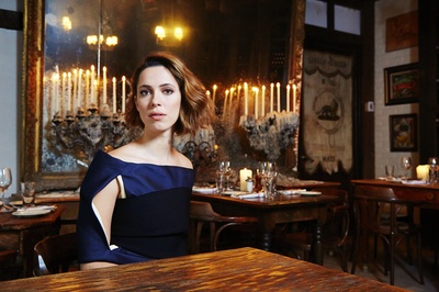 丽贝卡·豪尔的写真