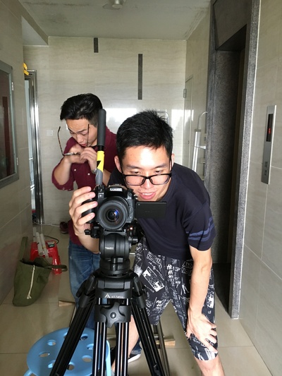 张扬的写真-張揚導演做攝像。