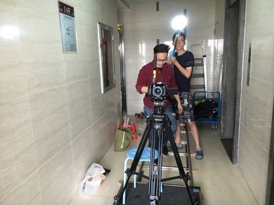 张扬的写真-張揚導演做燈光。