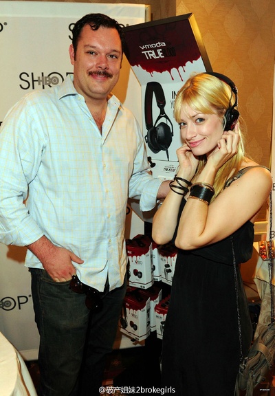 迈克尔·盖拉迪斯的写真-和女友 Beth Behrs