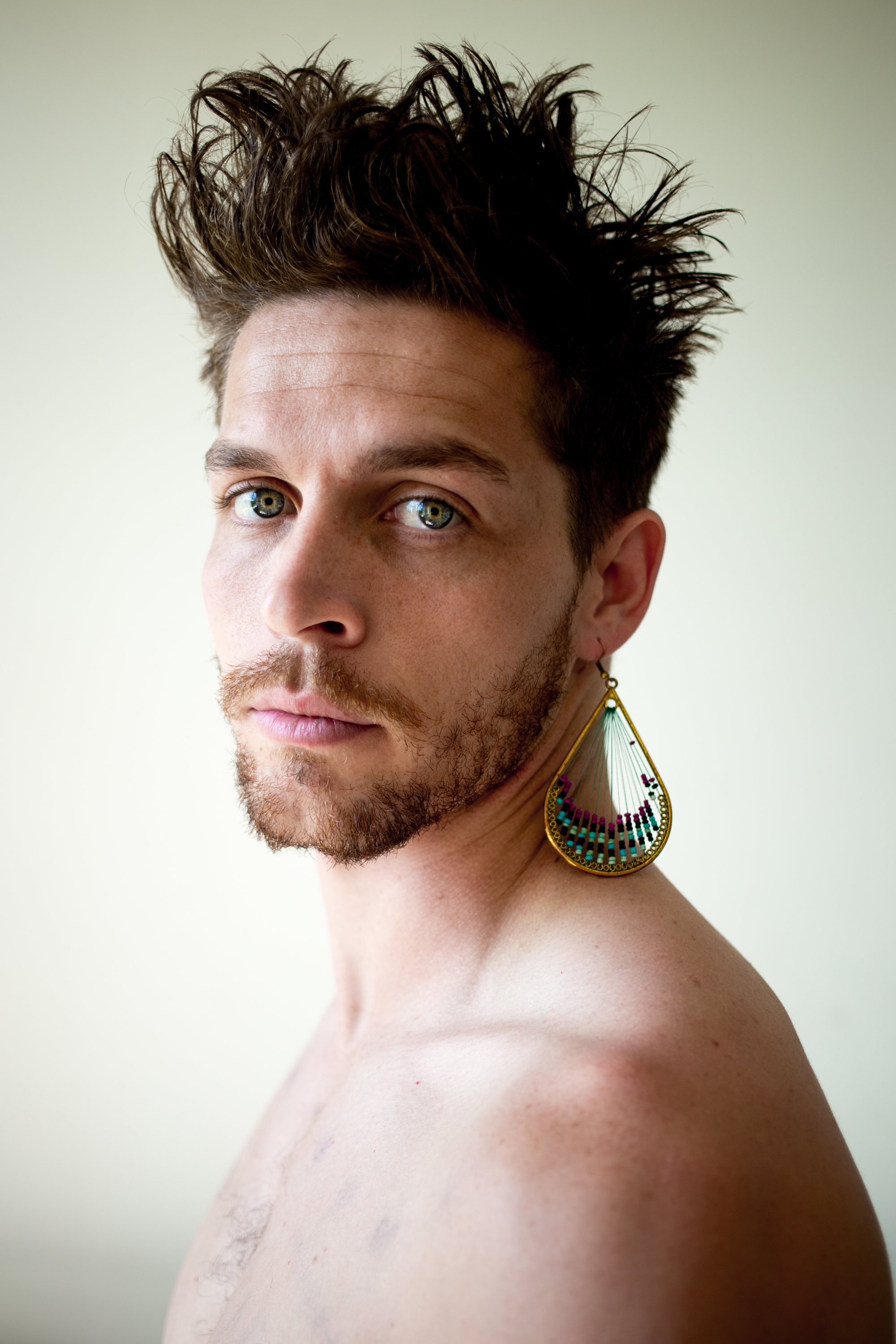 韦德·布里格斯的写真-Man with earring.

Lyon...