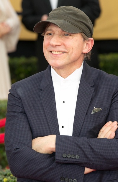 西蒙·迈克伯尼的写真