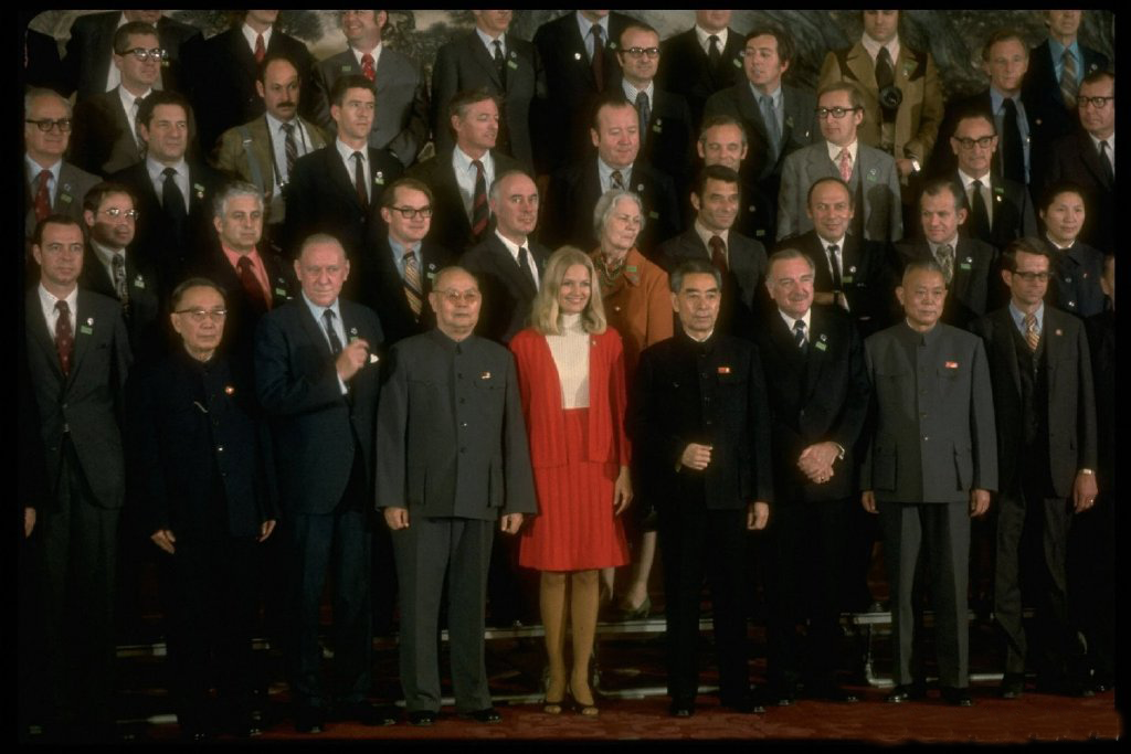 黛安·索耶的写真-站在叶帅与总理之间的...